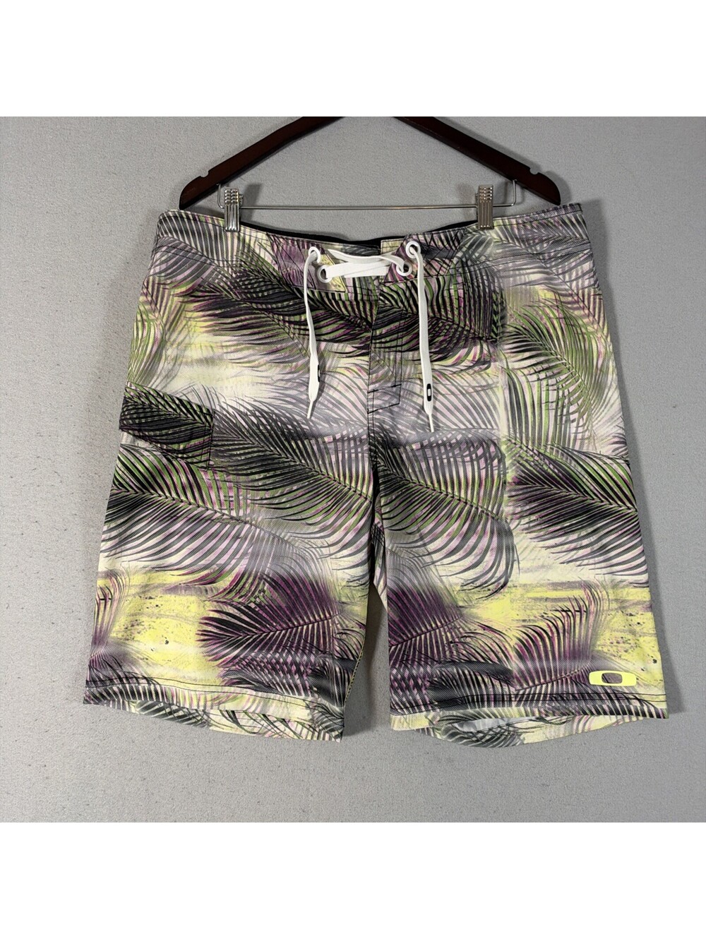 Oakley Men’s Size 38 Black Red Board Shorts Pockets Green Purple Drawstring